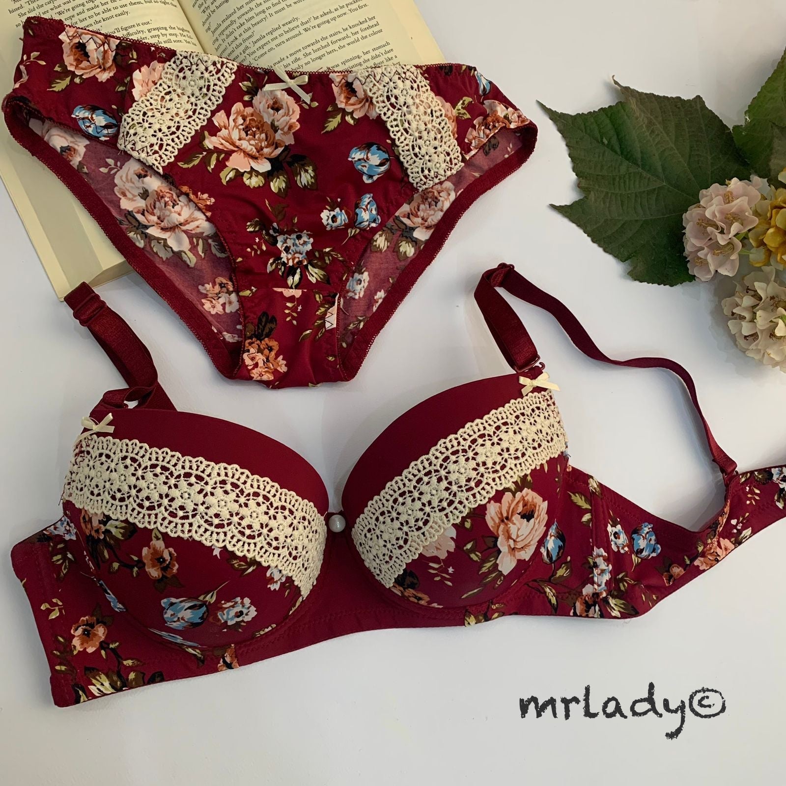 THIN PAD SPRING LACE BRA SET