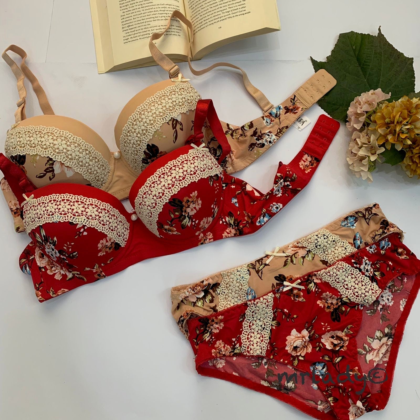 THIN PAD SPRING LACE BRA SET