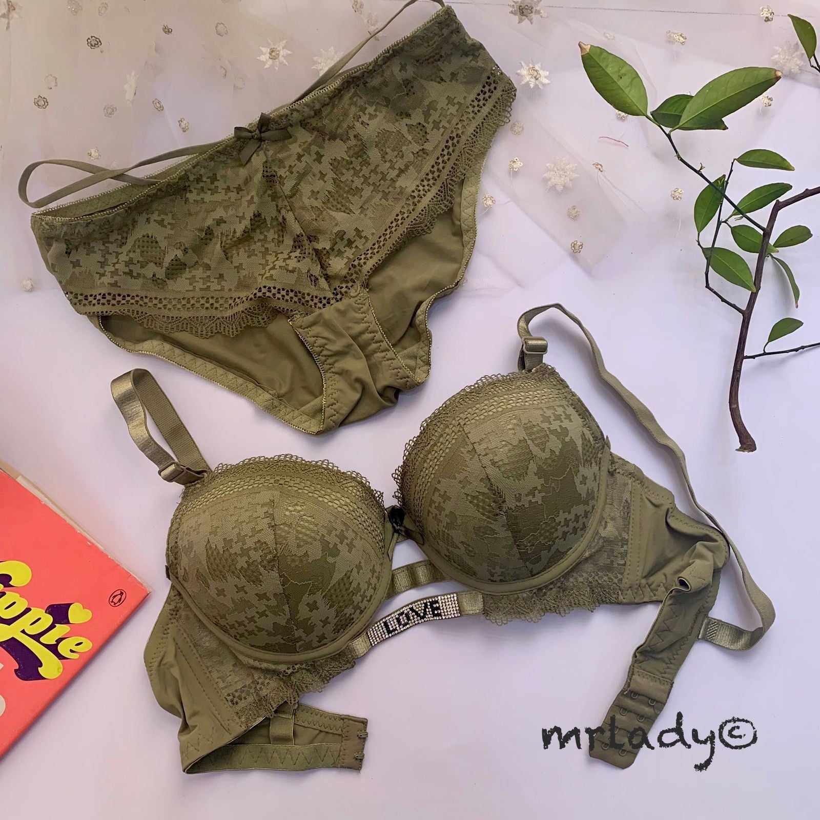 THIN PAD LIGHT PUSH UP LOVE BRA SET