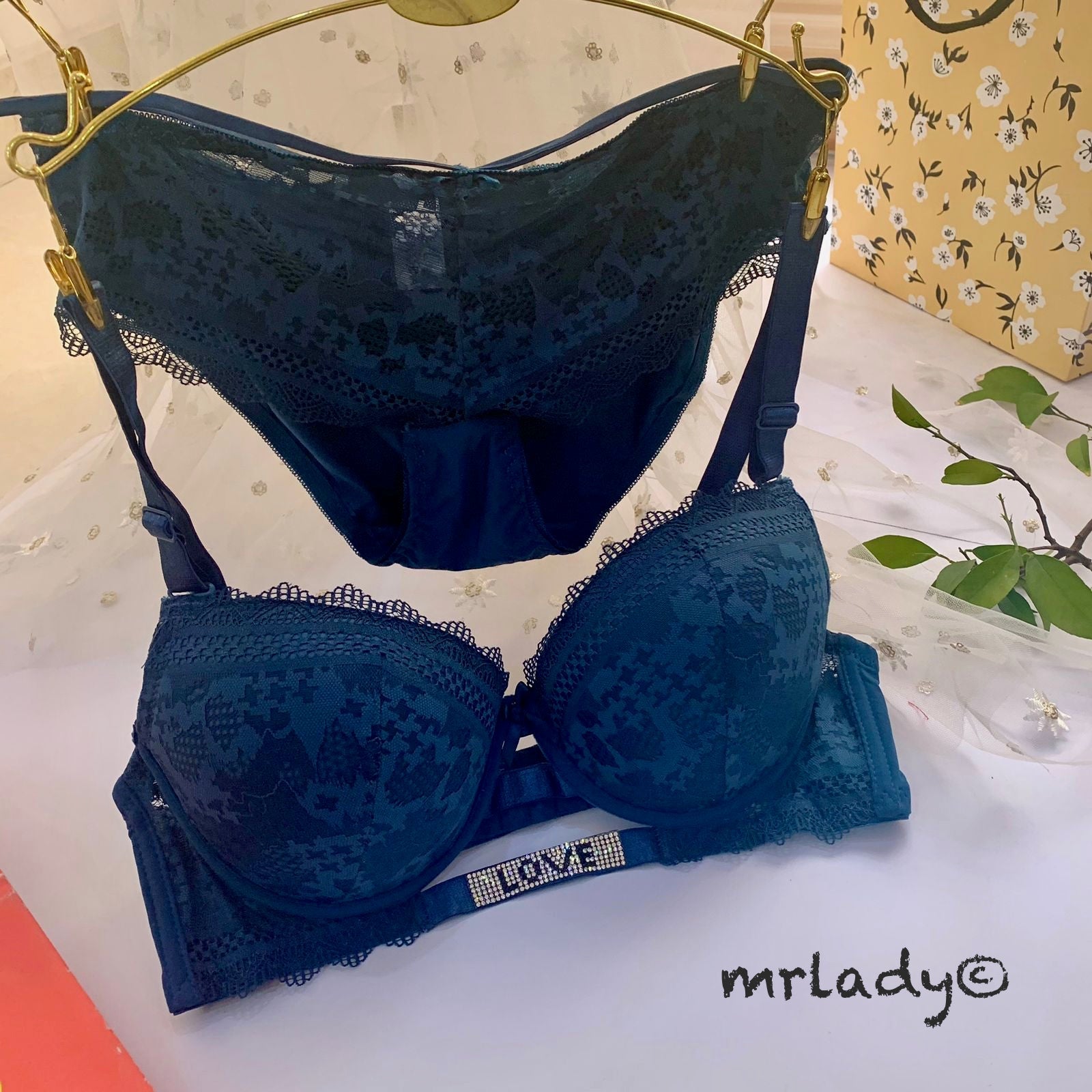 THIN PAD LIGHT PUSH UP LOVE BRA SET